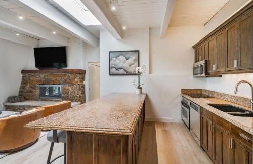 1 Block to Gondola Updated Top-Floor 2BR 2BA - Foto 15