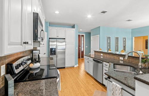 New Listing - Promo Price Waterfront Huge Yard - Foto 14