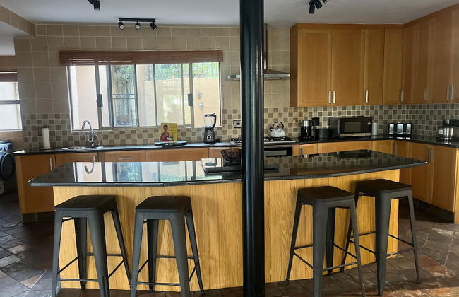 Bryanston Luxurious 4-Bed Villa - Photo 7