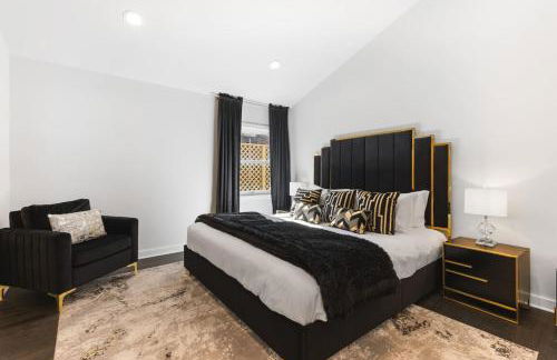 Vibrant Neon Condo Near Restaurants, Coffee and Bars - Foto 3