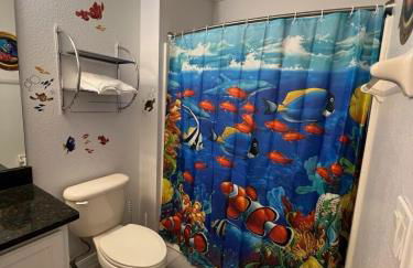 Lakefront Retreat 4BR-3BA Pool Home Near Disney - Foto 46