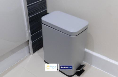 Large 2 Bedroom Apartment By The One Retreats Short Lets & Serviced Accommodation Horley Close To Gatwick Airport - Foto 77