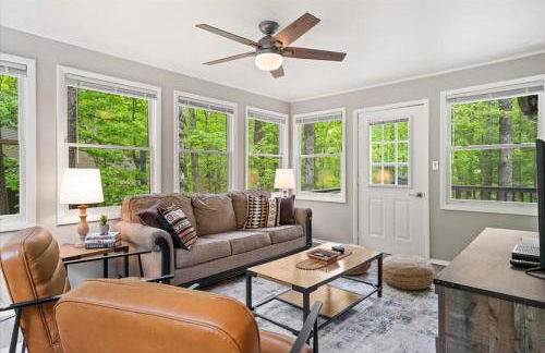 The Gingerbread House - 4 BR chalet, Sunroom, Deck, sleeps 10, modern amenities - Foto 17