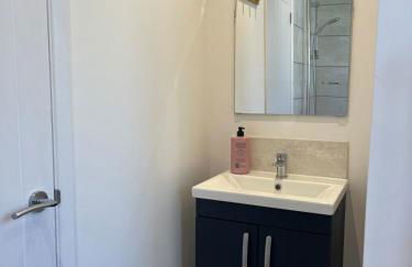 Briants, for Families & Contractors - Free Parking - Photo 17