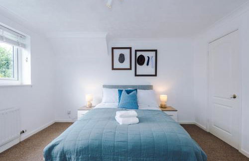 4BR Home for 8, Full Kitchen, Parking, WiFi in Northwich - Photo 16