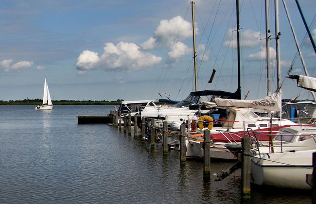 Modern Houseboat With air Conditioning Located in Marina - Foto 18