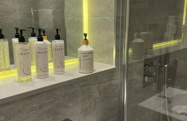 Extra large spacious 1 Bedroom private apartment, Nr St Albans City Station, Business, contractor, Parking, WiFi - Photo 28