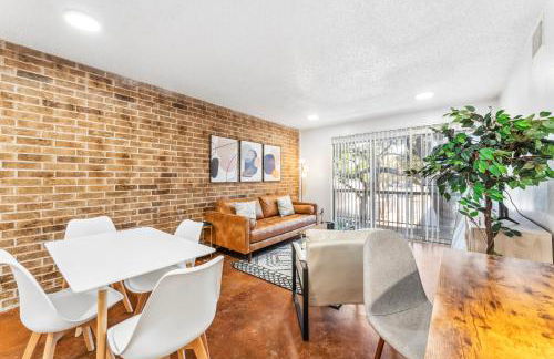 Heart of SoCo 2BR and 1BR King Suites with Free Parking, Pool, and Laundry Center - Foto 37