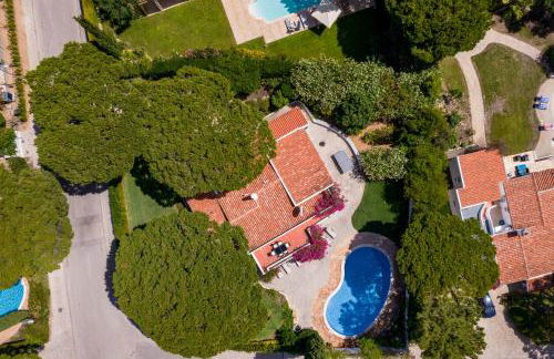 Traditional 3 bedroom villa with great pool in the heart of Vale do Lobo - Photo 32