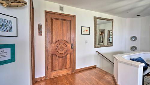 Quiet Avalon Getaway Villa with Ocean View and Balcony - Foto 5