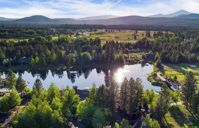 Klamath by Avantstay Gorgeous Mountain Home w/ Fire Pit, Spa & Lake Views - Photo 39