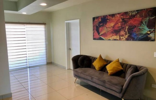 Charming House With Beautiful City View - Foto 25