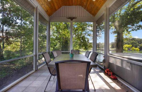 Relaxing Lakefront Retreat w/ Hot Tub & Dock - Foto 52