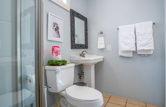 Stunning 3BR 2BA Haven in Downtown s Heart - Foto 18