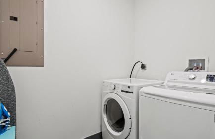 Brand New Low-Allergen Retreat with Hot Tub - Foto 45