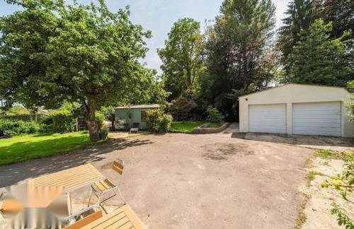 4 Bed-2 Bath-Bar-Pool Table-Library- Xmas venue - Photo 38