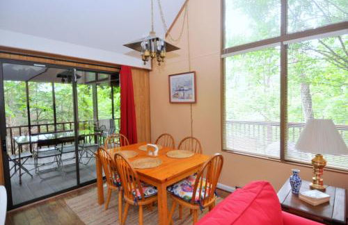 Treetop Cabin -- Pool Access - Fireplace - Grill - Screen Porch - Deck - Wifi - Golf Nearby - Foto 13