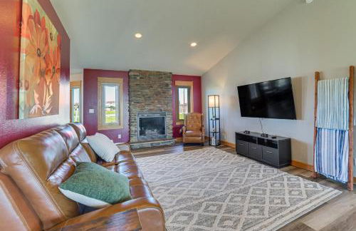 Hot Tub and Fenced Yard Spacious Fargo Home! - Foto 1