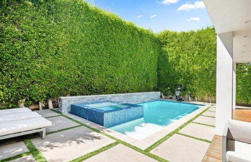 Luxurious Retreat - Modern House with Pool - Photo 14