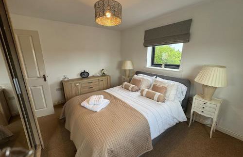 Uxbridge-Modern 2 bed Apt with Lift & Parking - Photo 4