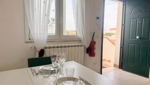 Azure Oasis with parking near the airport & beach - Foto 4