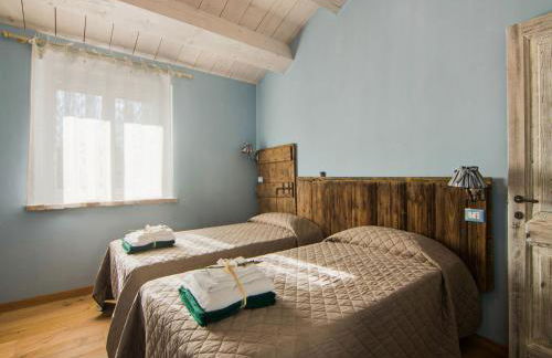 Chic Villa in Acqualagna with Hot Tub in Pool & Private Garden - Foto 44