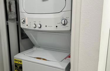 Mother in law suite private entrance washer and dryer in unit - Foto 9