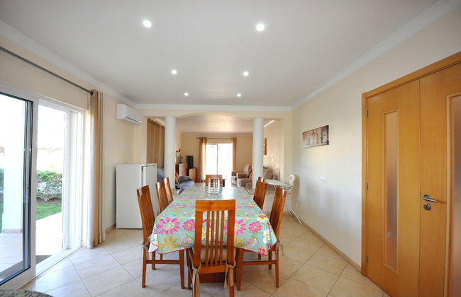 6 Bedrooms, Walking Distance to Amenities, Private Pool, Free AC and Wifi - Foto 11