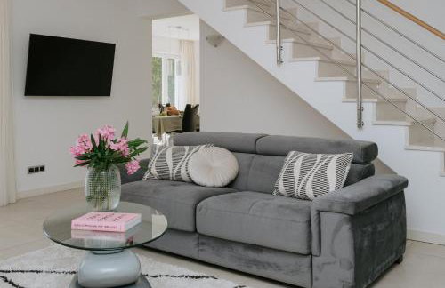 Villa Oleander by Domus Mirus - Rooftop Cinema & Pool & 6min Walk to Beach - Photo 23