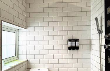 Historic Hampshire Cottage with Private Putting Green - Photo 12