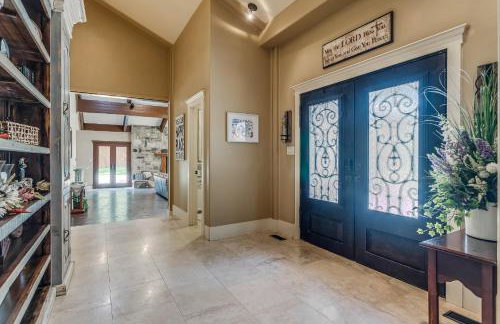 DFW Large Vacation Retreat with Private Pool and Hot Tub - Foto 35