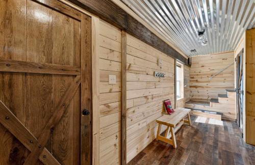 Rustic Barn Retreat w Hot Tub Game Room & FirePit - Photo 20