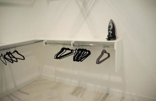 Luxury 3BR, 2BA Newly Renovated with Huge Backyard - Photo 10