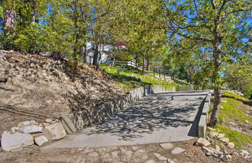 Tree-Lined Twin Peaks Cottage with Custom Stream - Foto 30