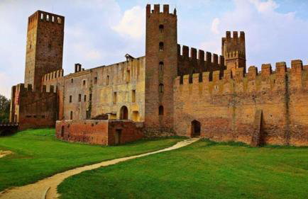 The History Apartment - Photo 35