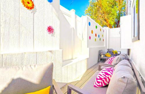 D- Hip & Stylish NoHo Family-Friendly Home near Universal & Hollywood with Patio - Hot Tub - Games - & Parking - Foto 14