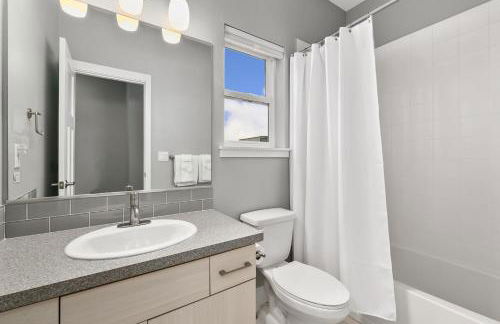 Contemporary Gem - Rooftop Deck & Private Hot Tub! - Foto 26