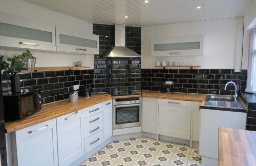 NEW 4 Bed house close to train station and town - Foto 1