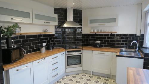 NEW 4 Bed house close to train station and town - Foto 1