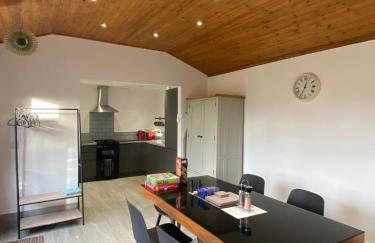 POPPY LUXURY LODGE Sleeps 8 at Fairview Farm, Ravenshead, Nottingham Near Sherwood Forest, Dog Friendly, Farm Stay great for wedding groups, families, Hen Do's, friends gatherings with amazing views - Foto 33