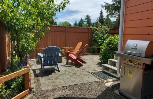 Sunkissed 3BR beach getaway - dog-friendly fenced yard, firepit, glimpse ocean views, near beach access, sleeps 8 - Foto 9