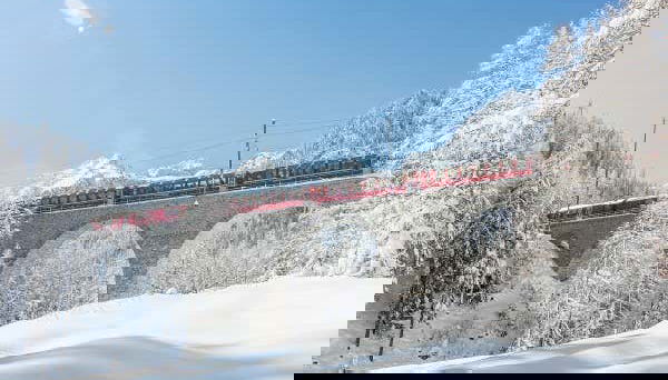 Itinéraire ferroviaire du Bernina Express avec paysage enneigé