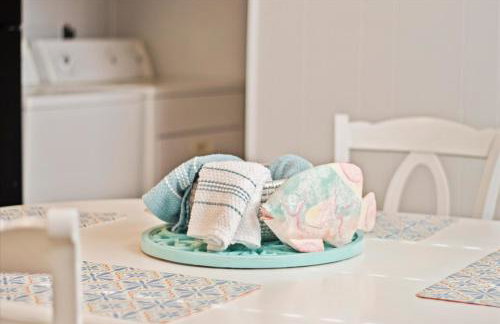 Beachy Getaway - Cozy and Secluded Lodge Home - Foto 10