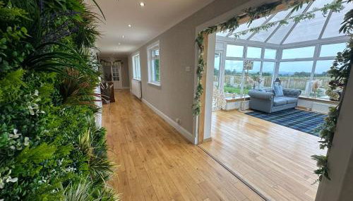 Alton Villa, Sleeps 12, Great for Families, Undercover Hotub & Games Room - Foto 4