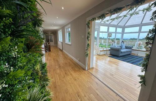 Alton Villa, Sleeps 12, Great for Families, Undercover Hotub & Games Room - Foto 4