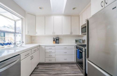 Sunlit La Jolla Village Gem with Peak Ocean Views - Photo 14