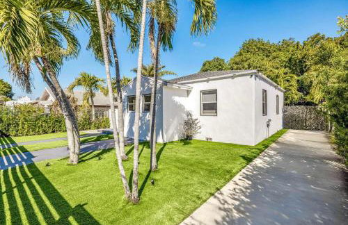 Luxury Miami Pool House Private Backyard Oasis Near Wynwood and Miami International Airport - Photo 47