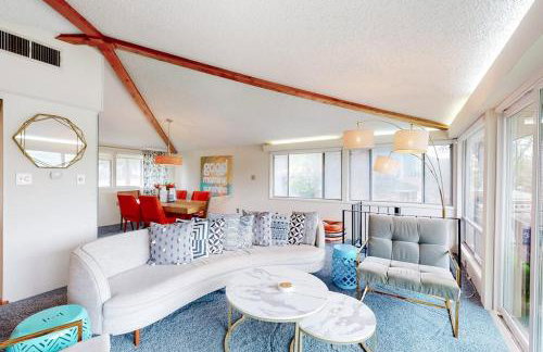 Mid-Century Modern Lake House with Private Waterfront Pool & Boat Dock - Photo 4