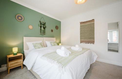 Bright 4BR Home with Garden with Free Parking and Sleeps up to 9 - Foto 15