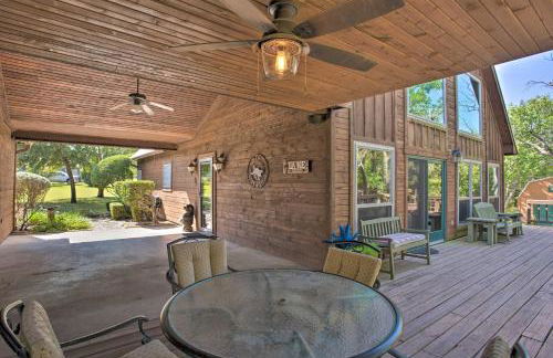 Lake Granbury Getaway! Family Home with Deck and Games - Foto 35